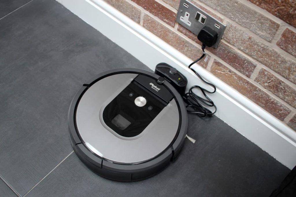 Зарядная станция для роботов. Робот-пылесос IROBOT Roomba 960. IROBOT Roomba 698 зарядное станция для пылесоса. Док станция для пылесоса IROBOT Roomba. IROBOT Roomba 750.